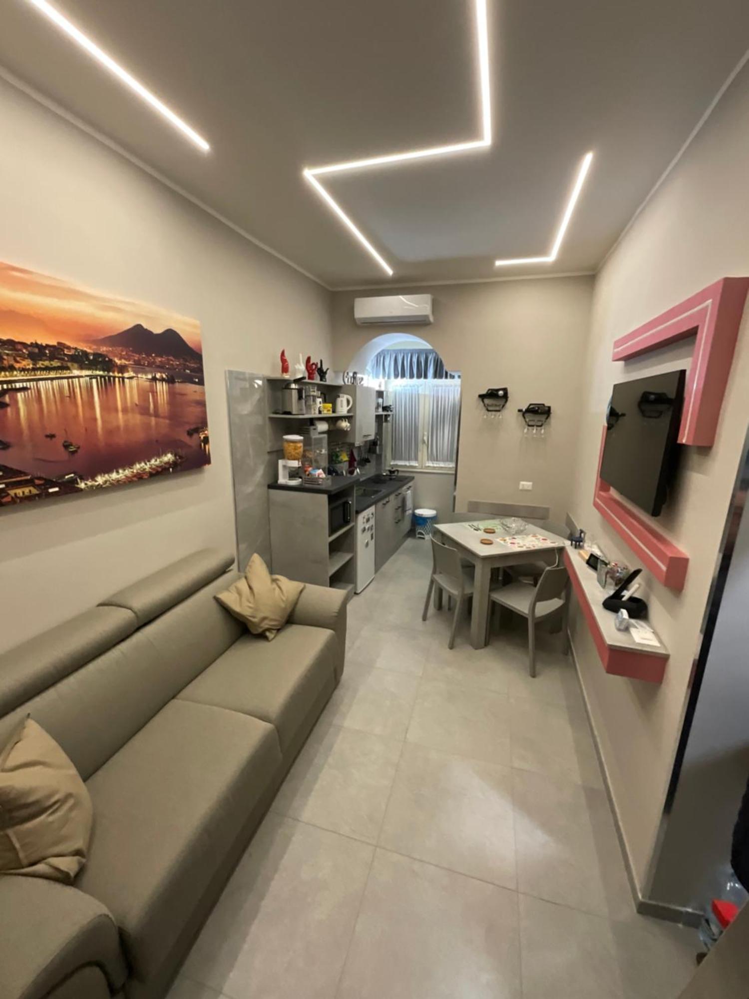 B&B Piccololucio2 Napoli Bagian luar foto